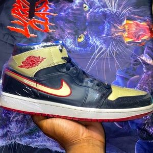 Air Jordan 1 mid “Black gold red” size 11